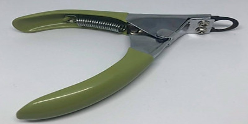 Cần chuẩn bị đúng dụng cụ và kỹ thuật để cắt cựa an toàn