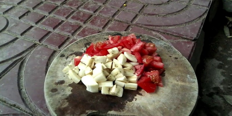 Cho gà ăn cà chua đúng cách tránh tác dụng phụ